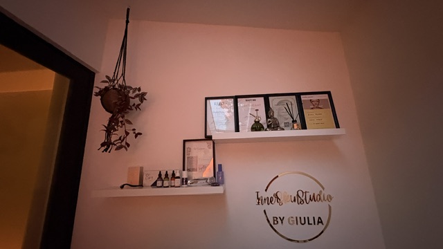 Werkplek met producten en het logo van Inner Skin Studio